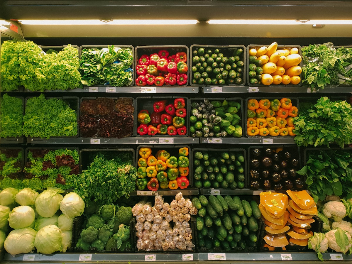 Exhibición de vegetales frescos en un mercado, imagen de referencia